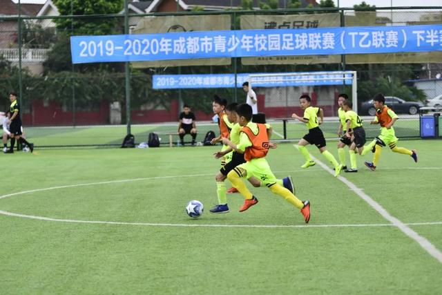 前国脚选择西班牙陪伴儿子们，妻子为大学老师